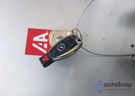 2010 Mercedes-Benz E 550 z USA, uszkodzony, nr VIN WDDHF7CB3AA033244